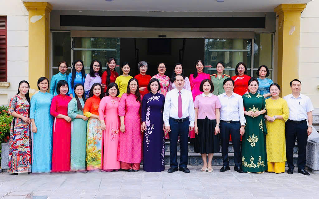 Ông Mai Văn Tuất, Phó Bí thư Tỉnh ủy, Trưởng Đoàn đại biểu Quốc hội tỉnh và các đại biểu chụp ảnh lưu niệm.