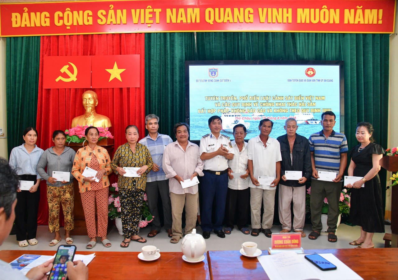 Bộ Tư lệnh Vùng Cảnh sát biển 4 tặng quà các gia đình chính sách, gia đình ngư dân có hoàn cảnh khó khăn trên địa bàn đặc khu Thổ Châu. (Ảnh: Quang Vinh)