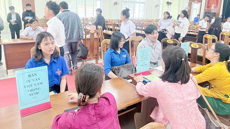 Xóa khoảng cách thông tin, tạo sinh kế bền vững ở xã Đăk Pék