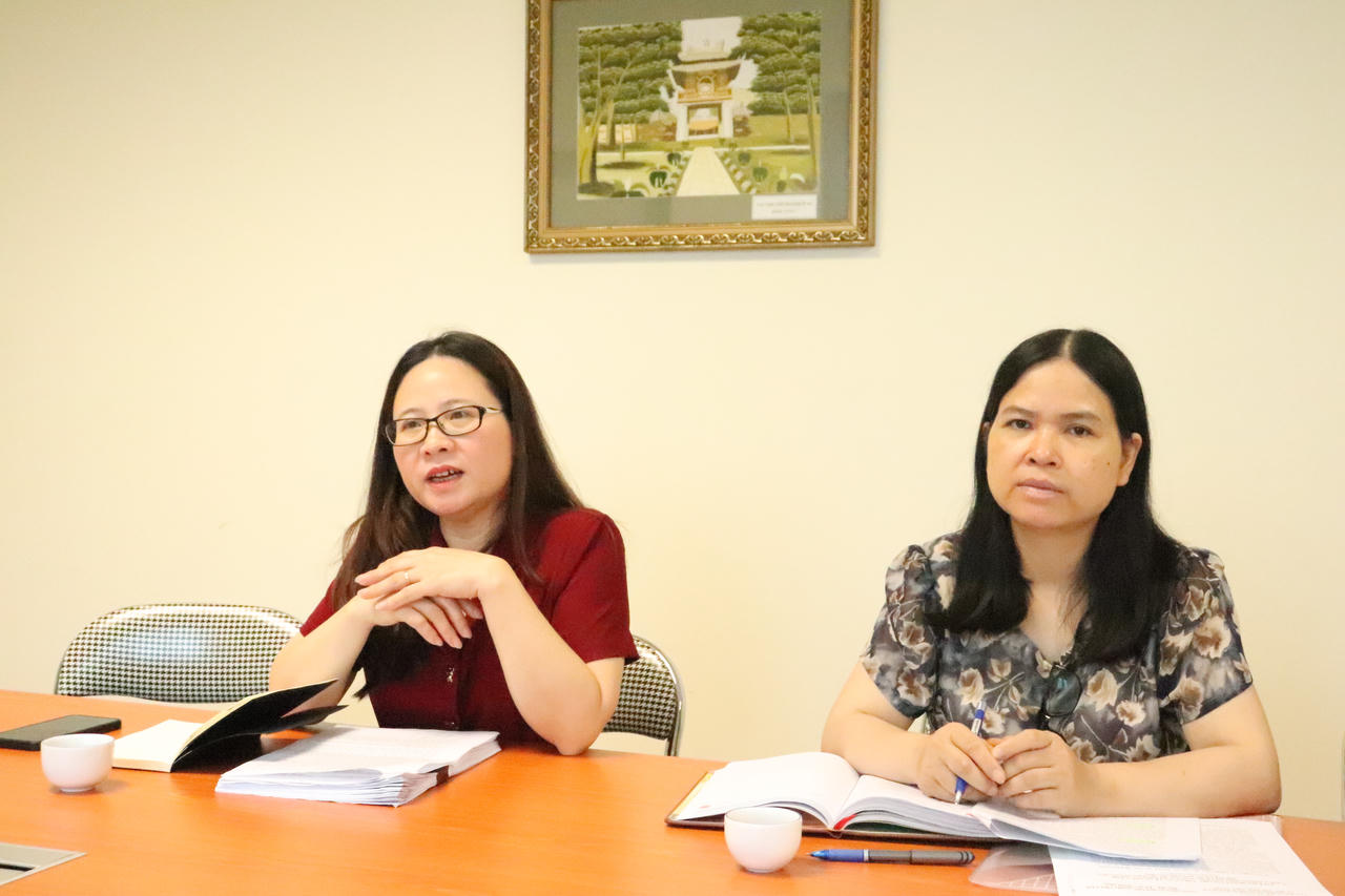 Bà Nguyễn Thị Thu Hằng Phó Cục trưởng Cục Đăng ký giao dịch bảo đảm và Bồi thường nhà nước (bên trái) trao đổi