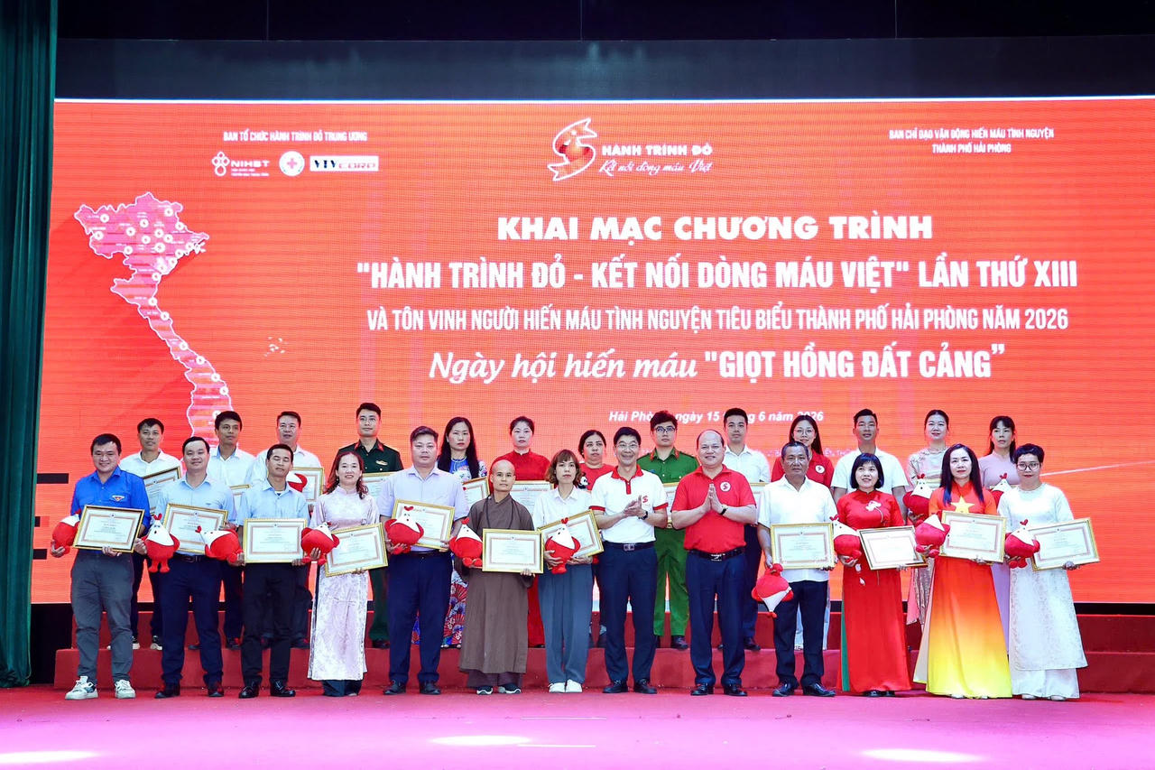 Ban Chỉ đạo vận động hiến máu tình nguyện TP Hải Phòng tôn vinh các gia đình, cá nhân tiêu biểu có nhiều đóng góp cho phong trào hiến máu tình nguyện.