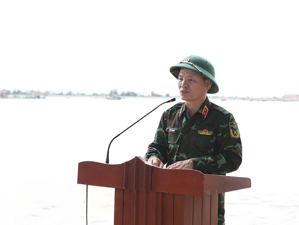 Trung tướng Lương Văn Kiểm, Tư lệnh Quân khu 3 phát biểu chỉ đạo tại thực địa.