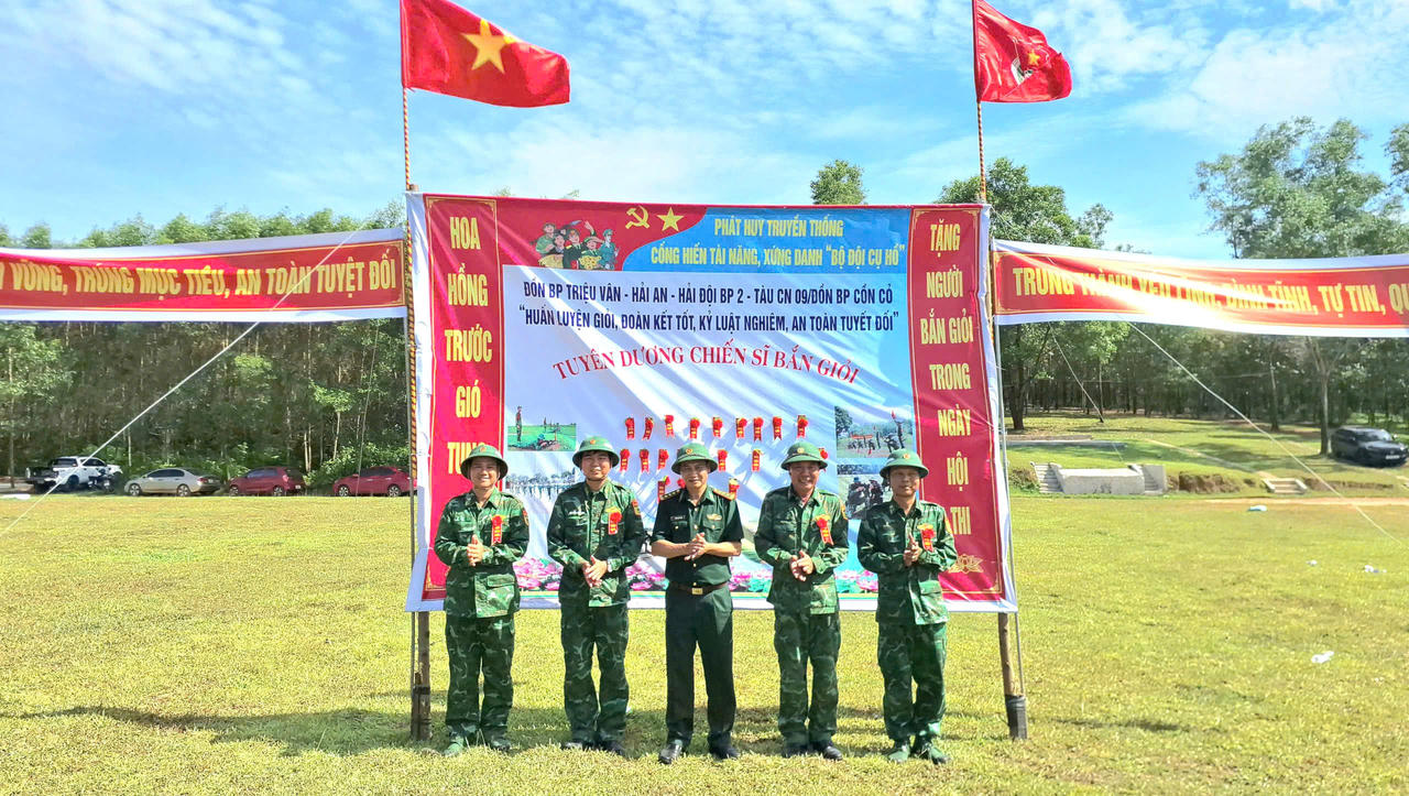 Thượng tá Nguyễn Minh Hợp, Phó Tham mưu trưởng Bộ đội Biên phòng tỉnh Quảng Trị trao danh hiệu “Hoa bắn giỏi” cho các cán bộ, chiến sĩ đạt thành tích cao trong đợt kiểm tra bắn đạn thật.