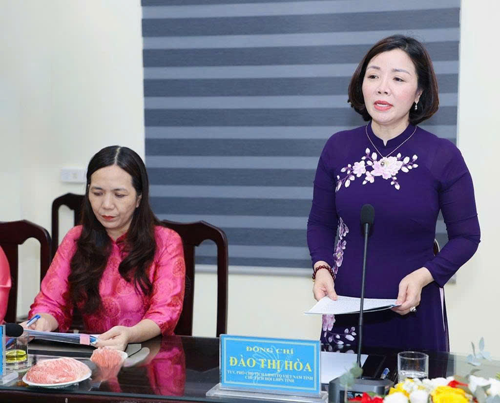 Bà Đào Thị Hòa, Tỉnh ủy viên, Phó Chủ tịch Ủy ban MTTQ Việt Nam tỉnh, Chủ tịch Hội LHPN tỉnh phát biểu tại hội nghị.