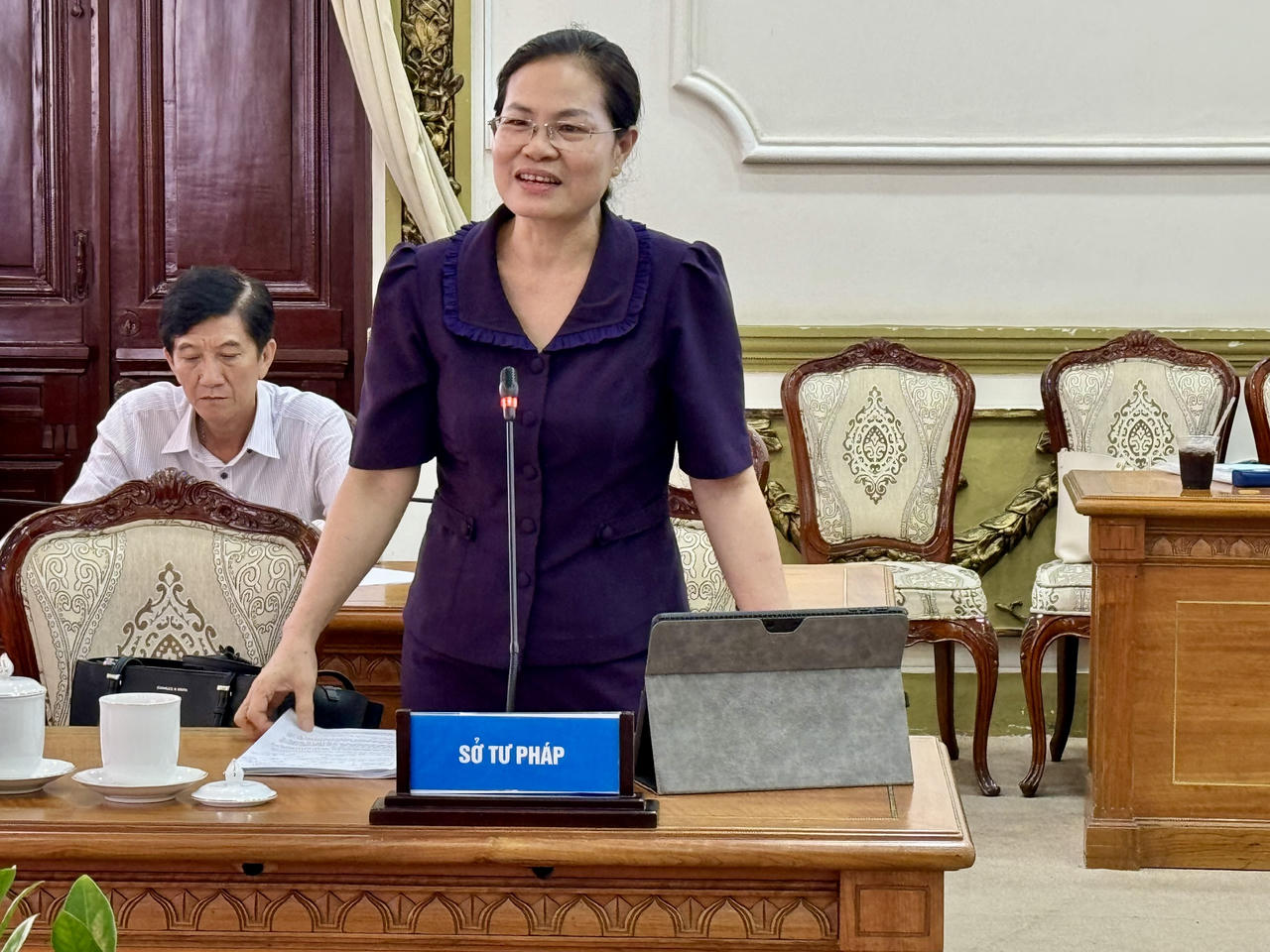 Bà Nguyễn Thị Hồng Hạnh (Giám đốc Sở Tư pháp) tiếp thu những ý kiến góp ý, đồng thời giải trình, thuyết minh những vấn đề mà TP HCM đưa vào dự thảo (Ảnh: Bùi Yên).