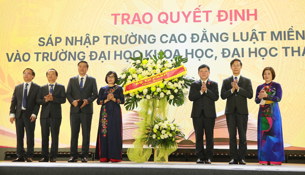 Thứ trưởng Bộ Tư pháp Đặng Hoàng Oanh tặng hoa chúc mừng lãnh đạo trường Đại học Thái Nguyên