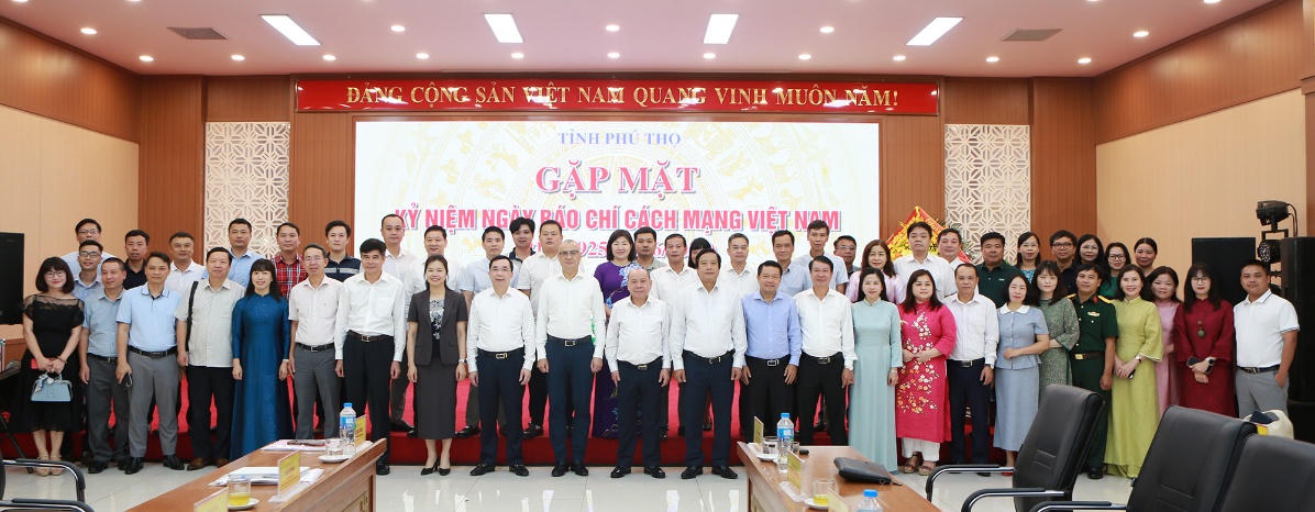 Các đại biểu chụp ảnh lưu niệm cùng nhà báo, phóng viên, biên tập viên các cơ quan báo chí Trung ương thường trú tại tỉnh Phú Thọ