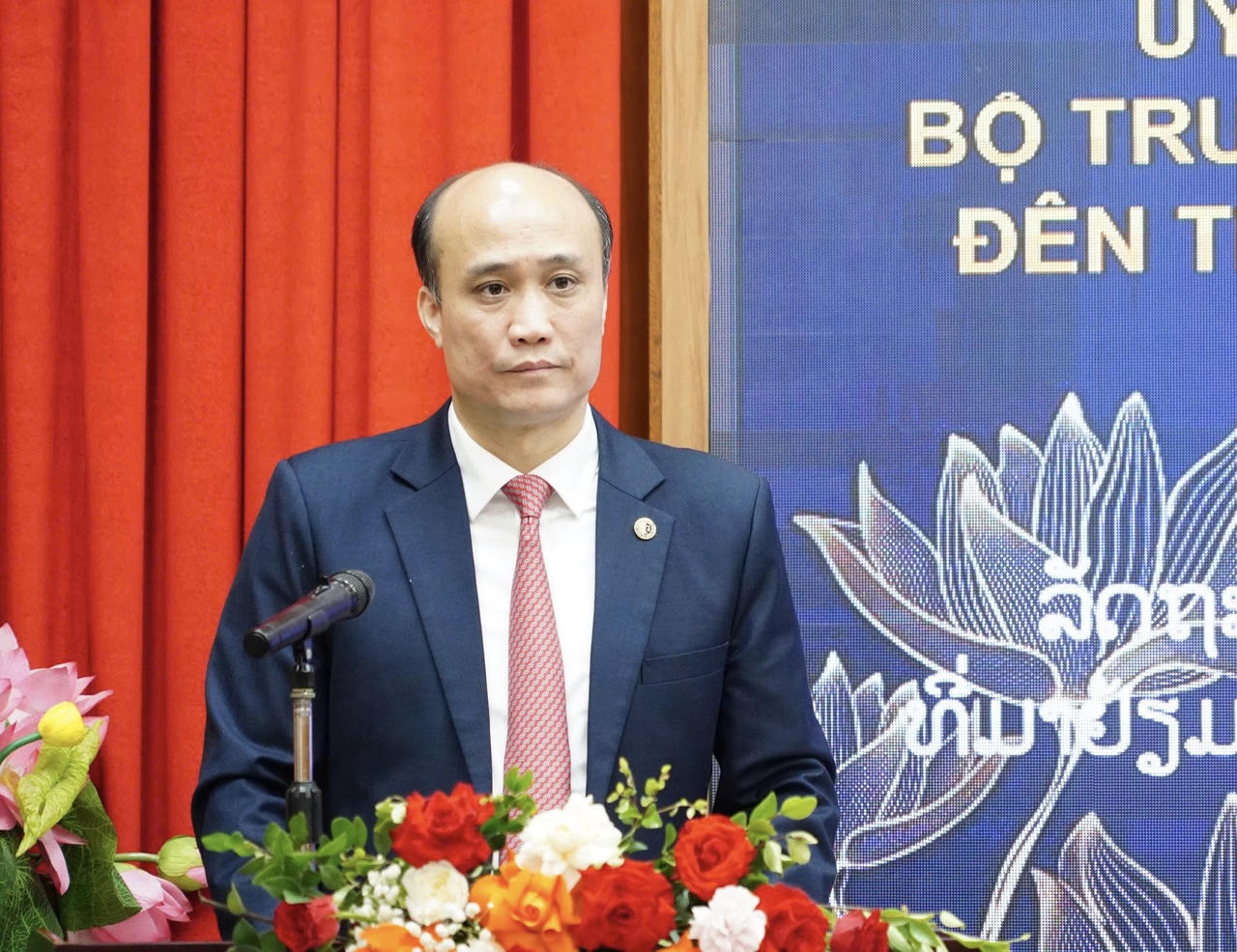 Hiệu trưởng Trường Đại học Luật Hà Nội Tô Văn Hòa phát biểu tại buổi làm việc.