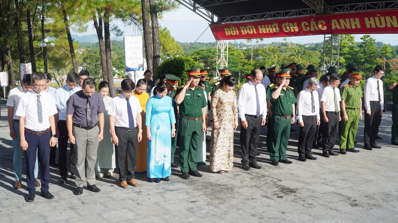 Các đại biểu dành một phút mặc niệm bày tỏ lòng biết ơn sâu sắc đối với các Anh hùng liệt sĩ.
