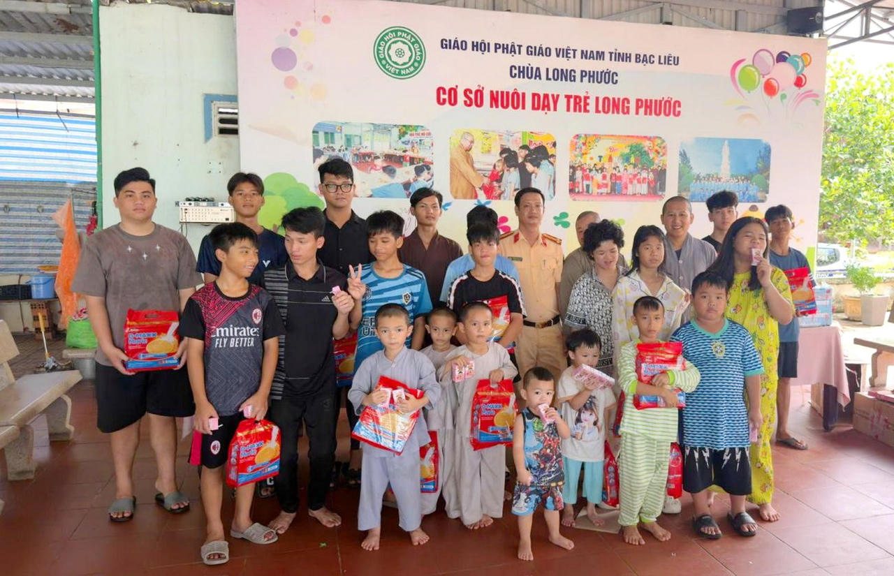 Cán bộ Phòng Cảnh sát giao thông Công an tỉnh Cà Mau trao quà cho trẻ em mồ côi, có hoàn cảnh đặc biệt khó khăn tại Cơ sở nuôi dạy trẻ Long Phước.
