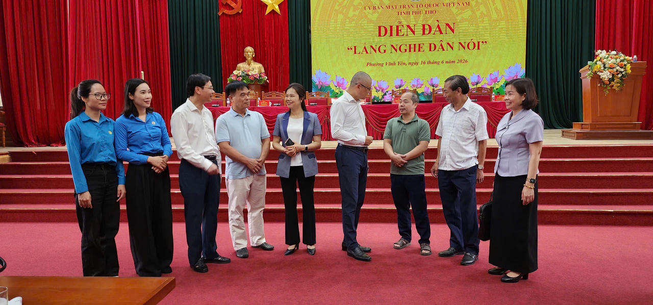 Bí thư Tỉnh ủy Phạm Đại Dương và Phó Bí thư Tỉnh ủy, Chủ tịch Ủy ban MTTQ Việt Nam tỉnh Bùi Thị Minh cùng các đại biểu gặp gỡ, trao đổi với người dân. Ảnh: phutho.gov.vn