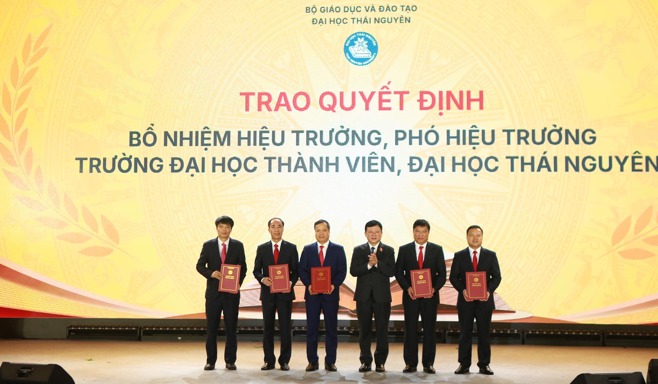 Lãnh đạo trường Đại học Thái Nguyên trao Quyết định về công tác cán bộ