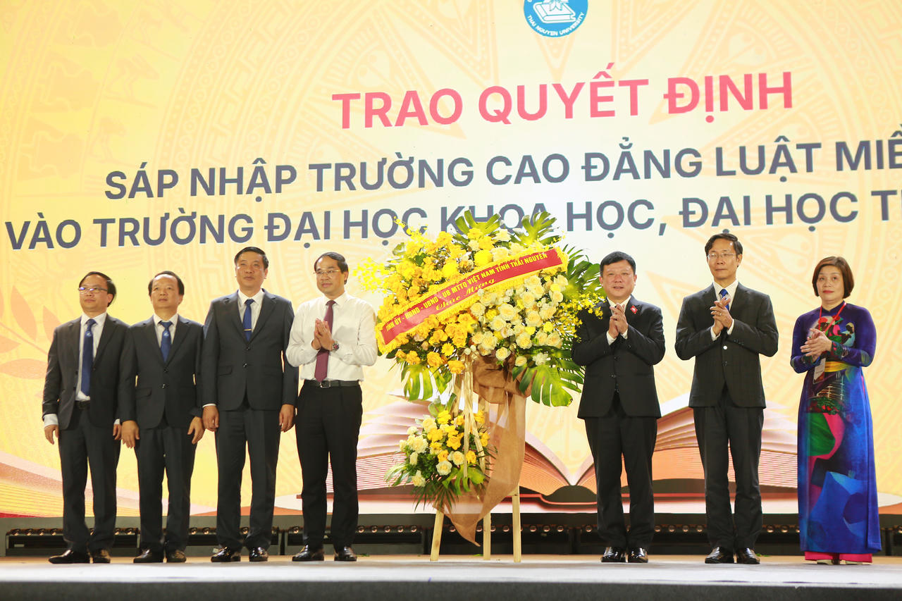 Bí thư Tỉnh ủy Thái Nguyên Trịnh Xuân Trường tặng hoa chúc mừng Đại học Thái Nguyên
