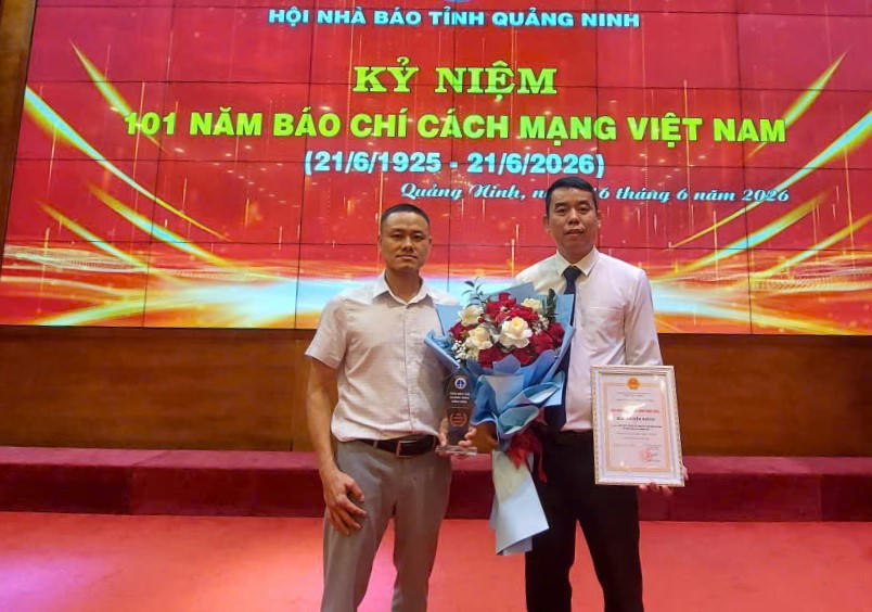 Nhóm tác giả Lưu Đức Dương và Nguyễn Công Hoan - Báo Pháp luật Việt Nam vinh dự nhận Giải Khuyến khích tại Giải Báo chí tỉnh Quảng Ninh năm 2025.
