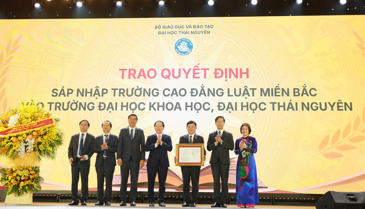 Phó Thủ tướng Chính phủ Lê Tiến Châu trao Quyết định sáp nhập Trường Cao đẳng Luật miền Bắc vào Trường Đại học Khoa học, Đại học Thái Nguyên