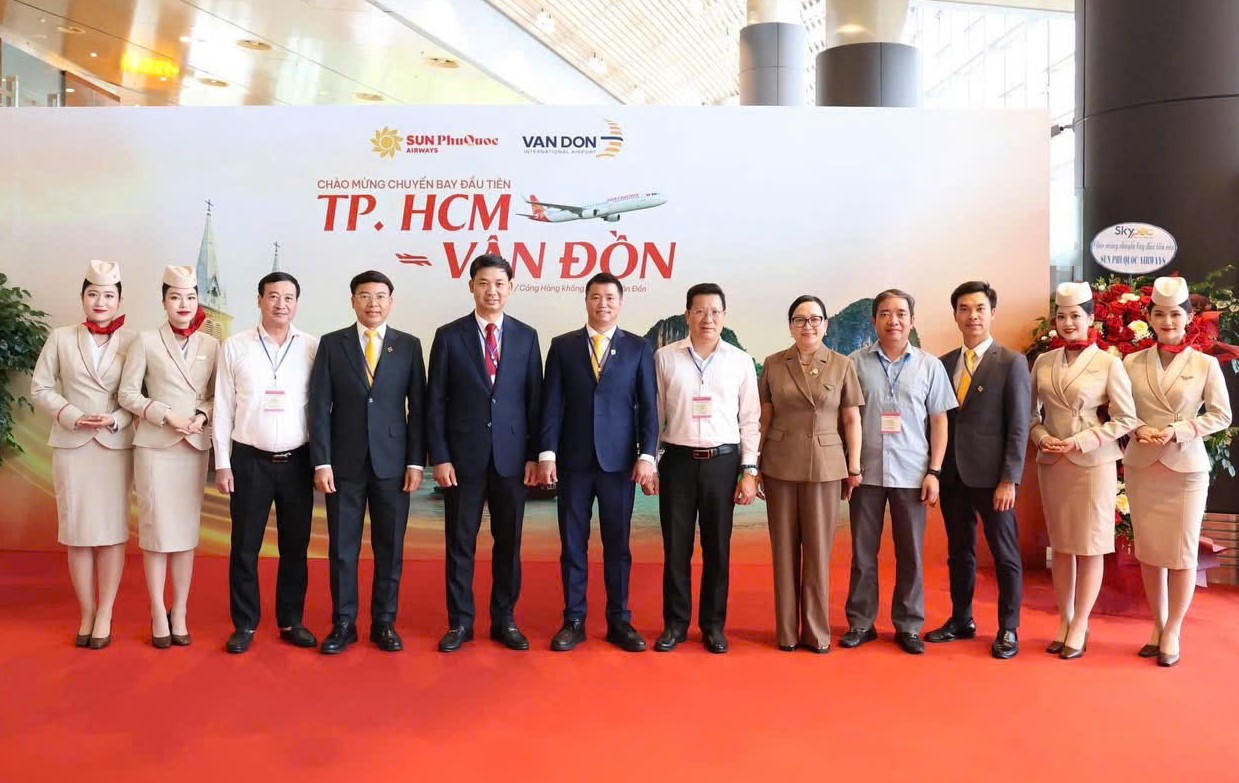 Lãnh đạo chụp ảnh lưu niệm cùng tổ bay.