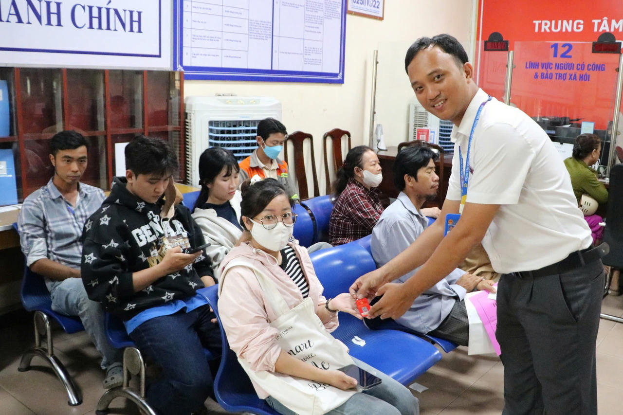 Người dân được tặng móc khóa gắn mã QR để tra cứu thông tin và tiếp cận dịch vụ công tại phường Trảng Bom. (Ảnh trong bài: Duy Trường)