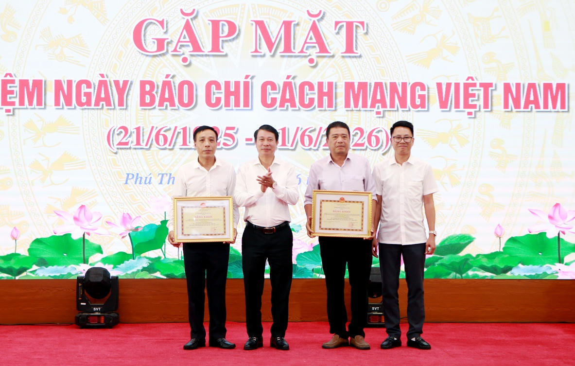 Phó Chủ tịch UBND tỉnh Phú Thọ Nguyễn Khắc Hiếu trao Bằng khen của Chủ tịch UBND tỉnh cho các nhóm tác giả đạt Huy chương Vàng tại Liên hoan Phát thanh toàn quốc năm 2026.