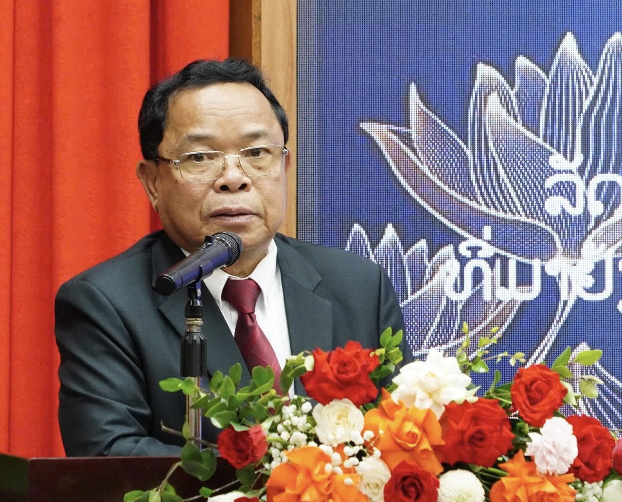 Phó Thủ tướng Chính phủ, Bộ trưởng Bộ Tư pháp Lào Khăm-phăn Phôm-ma-thắt phát biểu tại buổi làm việc.