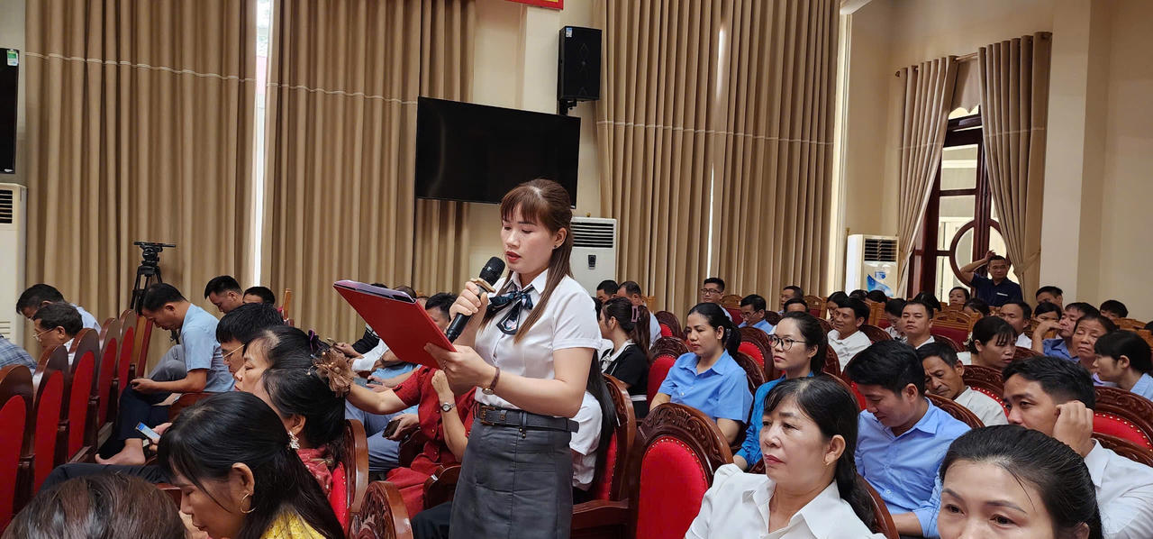 Nhiều vấn đề dân sinh đã được các cử tri nêu ra tại diễn đàn. Ảnh: phutho.gov.vn