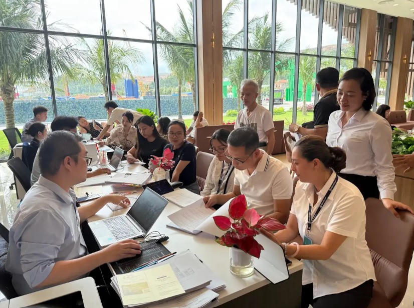 Cộng đồng tri thức hơn 30.000 người tại Làng Đại học mở ra rất nhiều ý tưởng kinh doanh cho những nhà đầu tư như anh Mạnh Hùng (thứ 2 từ bên phải)