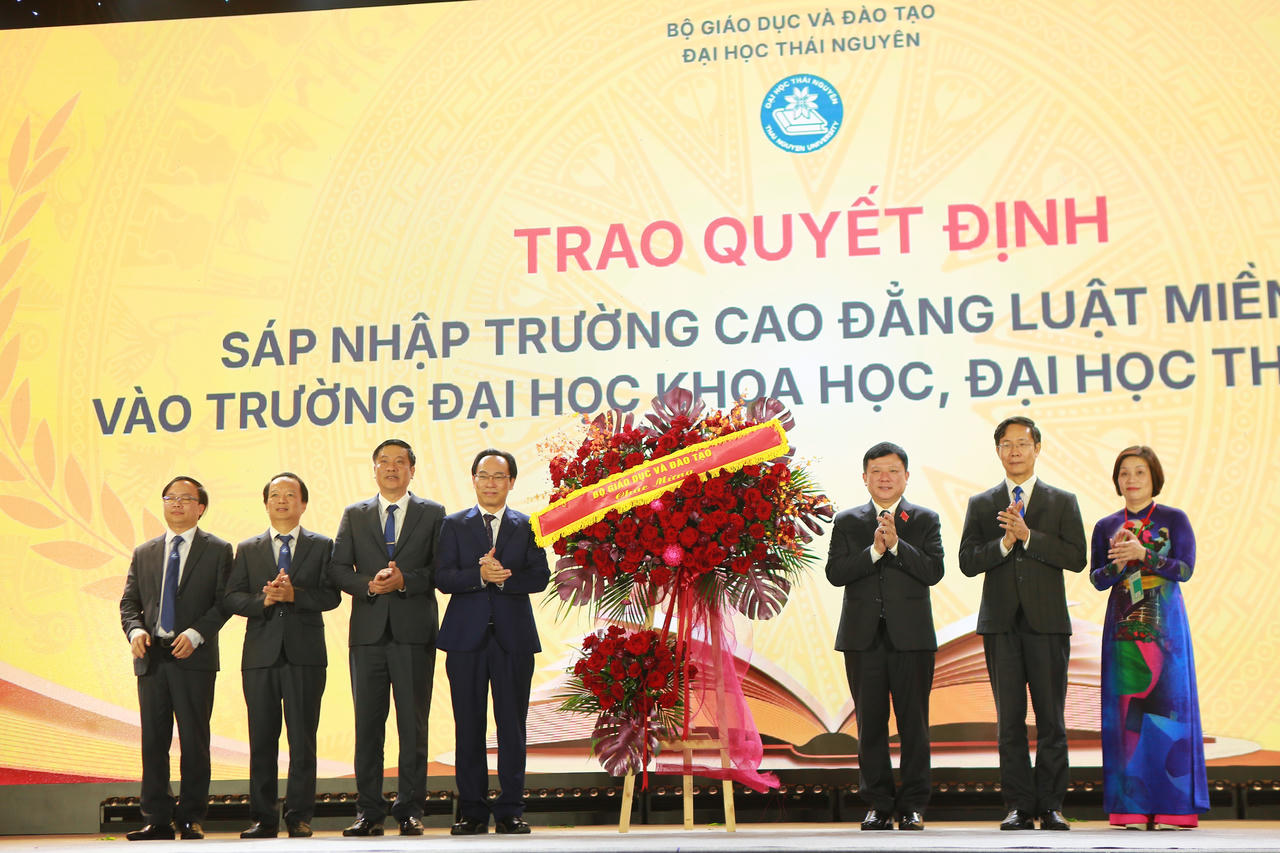 Ông Hoàng Minh Sơn – Bộ trưởng Bộ Giáo dục và Đào tạo tặng hoa chúc mừng Đại học Thái Nguyên