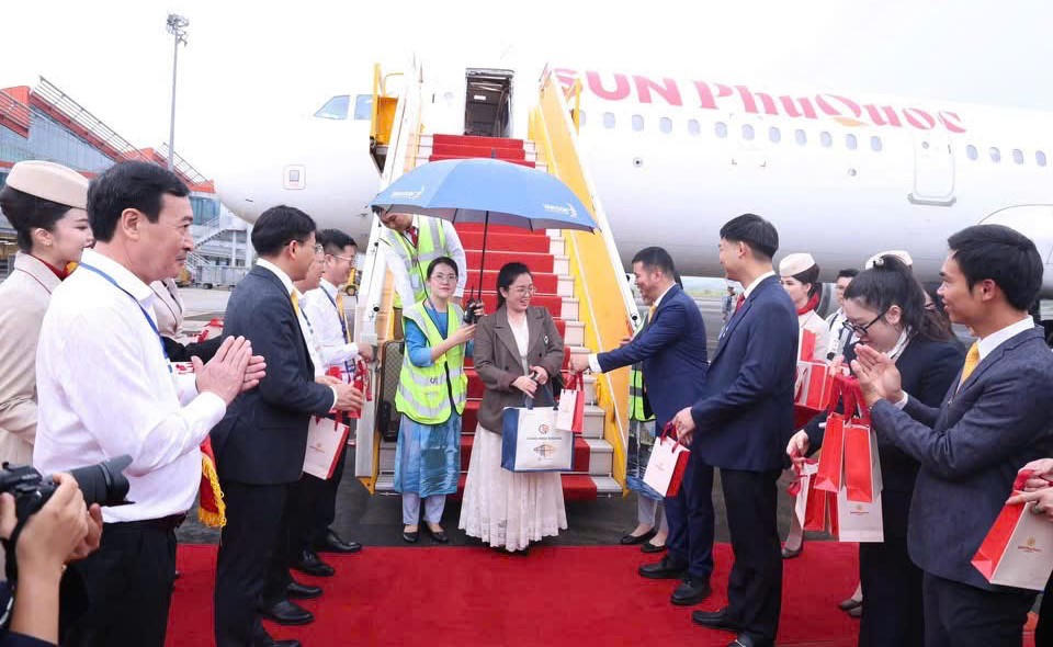 Lãnh đạo tỉnh Quảng Ninh cùng các sở, ngành, địa phương chào đón chuyến bay đầu tiên từ TP Hồ Chí Minh đến Vân Đồn.