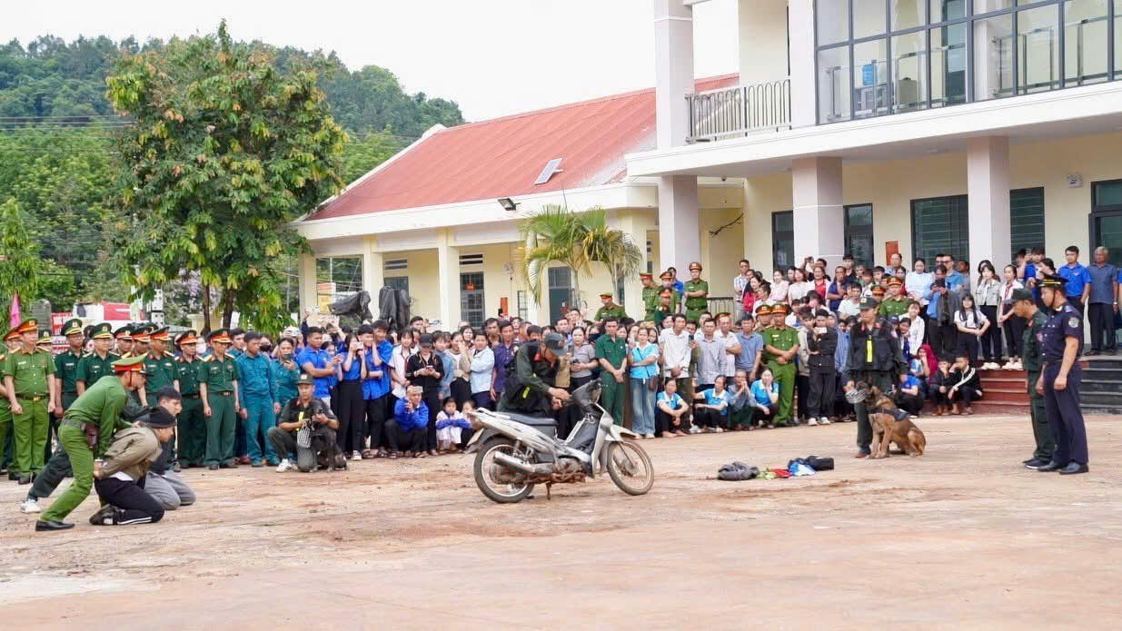 Lực lượng công an diễn tập trấn áp tôi phạm ma tuý trước giờ ra quân (Ảnh: Công an tỉnh Gia Lai).