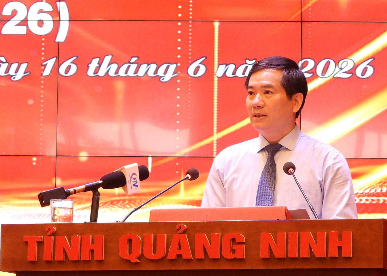 Ông Vũ Quyết Tiến - Phó Bí thư Tỉnh ủy, Chủ tịch Ủy ban MTTQ Việt Nam tỉnh Quảng Ninh phát biểu chúc mừng những người làm báo.
