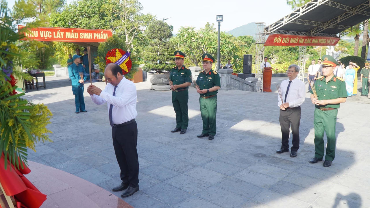 Các đại biểu đã thành kính dâng hoa, dâng hương tại Đài tưởng niệm Nghĩa trang Liệt sĩ thành phố Huế.