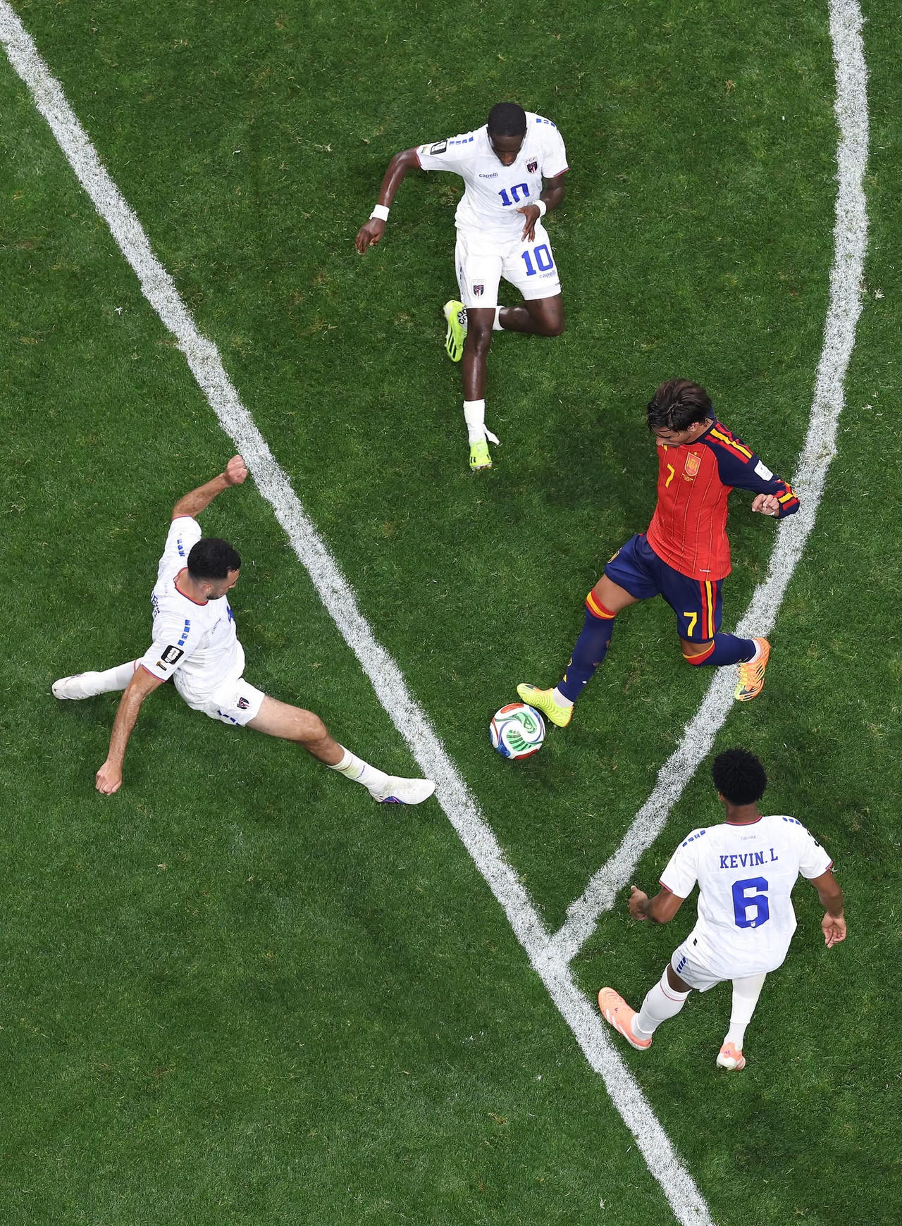 Lối chơi phòng ngự có tổ chức của Cabo Verde đã khiến cho các ngôi sao Tây Ban Nha bất lực (Ảnh FIFA)