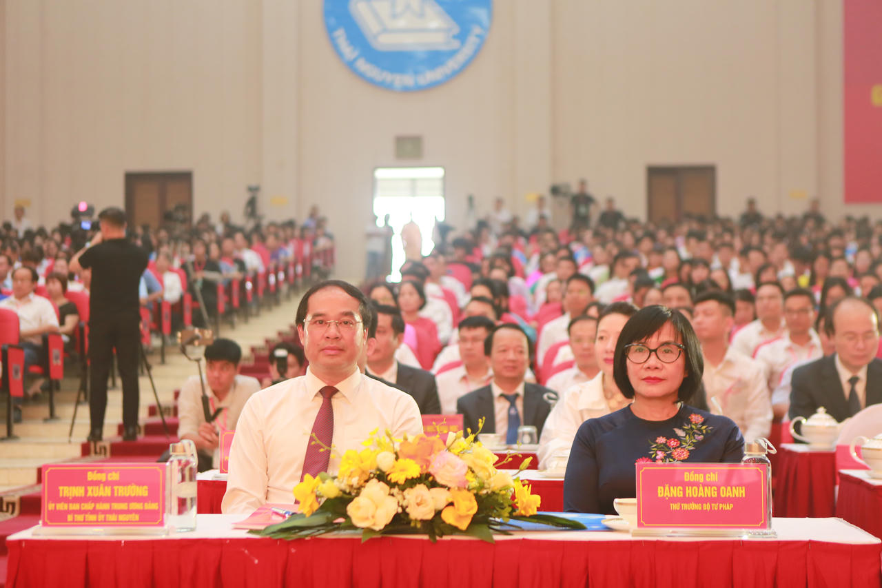 Bà Đặng Hoàng Oanh – Thứ trưởng Bộ Tư pháp dự lễ công bố Quyết định sáp nhập trường Cao đẳng Luật miền Bắc vào trường Đại học Khoa học – Đại học Thái Nguyên