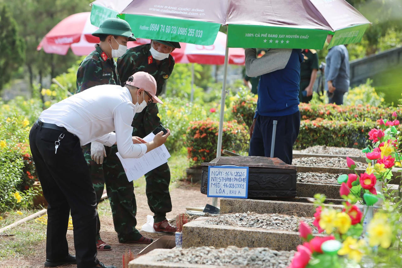 Tiến hành lấy mẫu hài cốt liệt sĩ phục vụ giám định AND tại Nghĩa trang Liệt sĩ thành phố Huế.