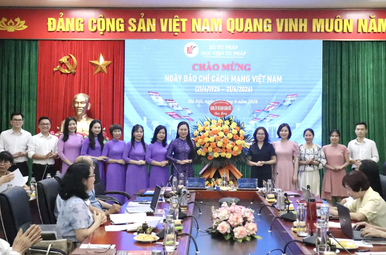 Đảng ủy Học viện Tư pháp tặng hoa chúc mừng Tạp chí nghề luật.