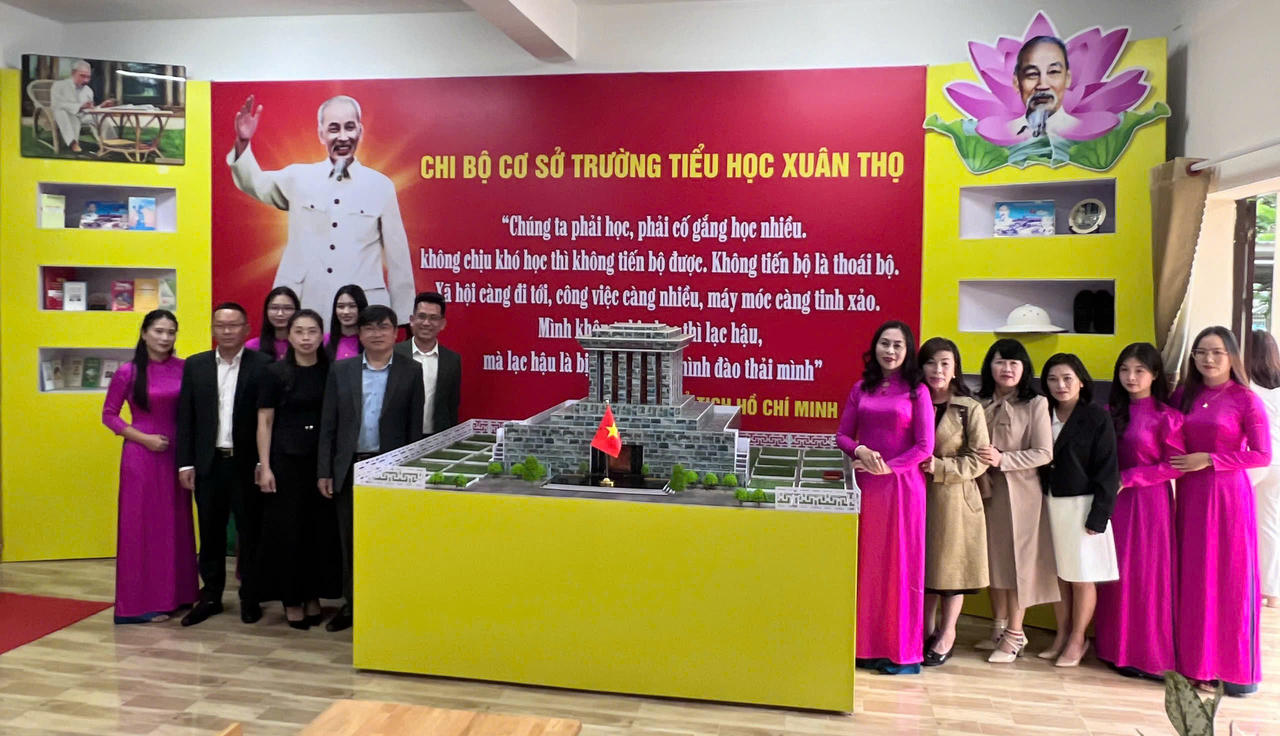 Không gian trưng bày tư liệu về Bác tại&nbsp;Trường Tiểu học Xuân Thọ.