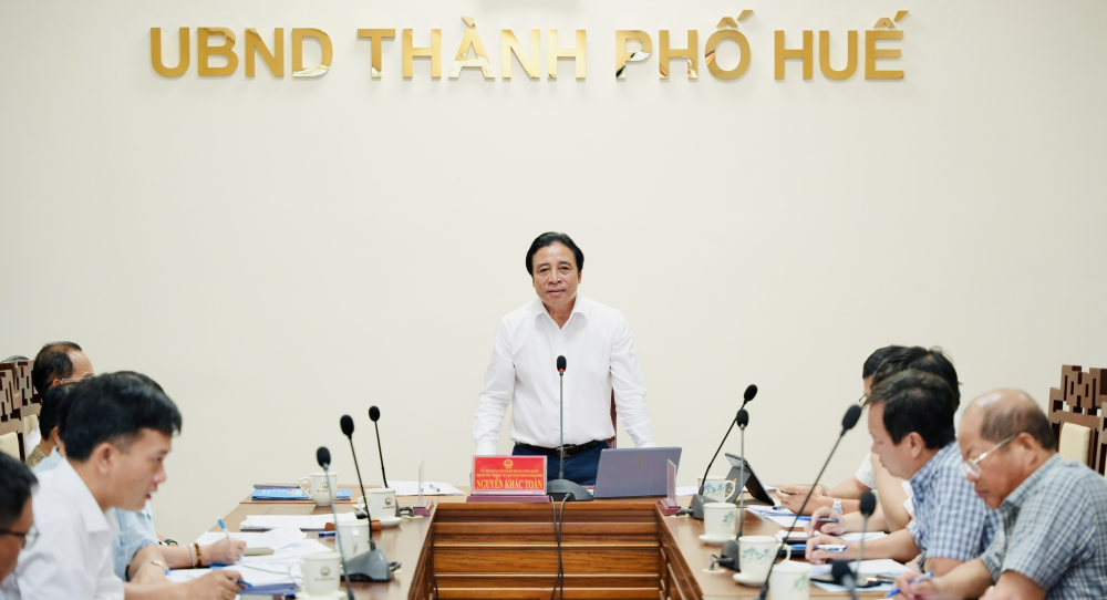 Chủ tịch UBND thành phố Nguyễn Khắc Toàn phát biểu kết luận cuộc họp.