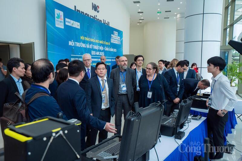 Lãnh đạo Trường Đại học Điện lực trao đổi tại hội thảo khoa học quốc tế về môi trường và kỹ thuật điện châu Á năm 2025. Ảnh: Phương Cúc