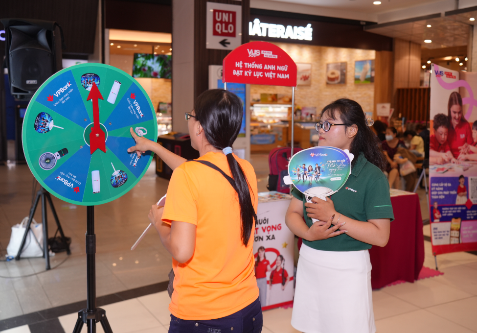 Khách hàng hào hứng tham gia vòng quay may mắn. Ảnh VPBank.