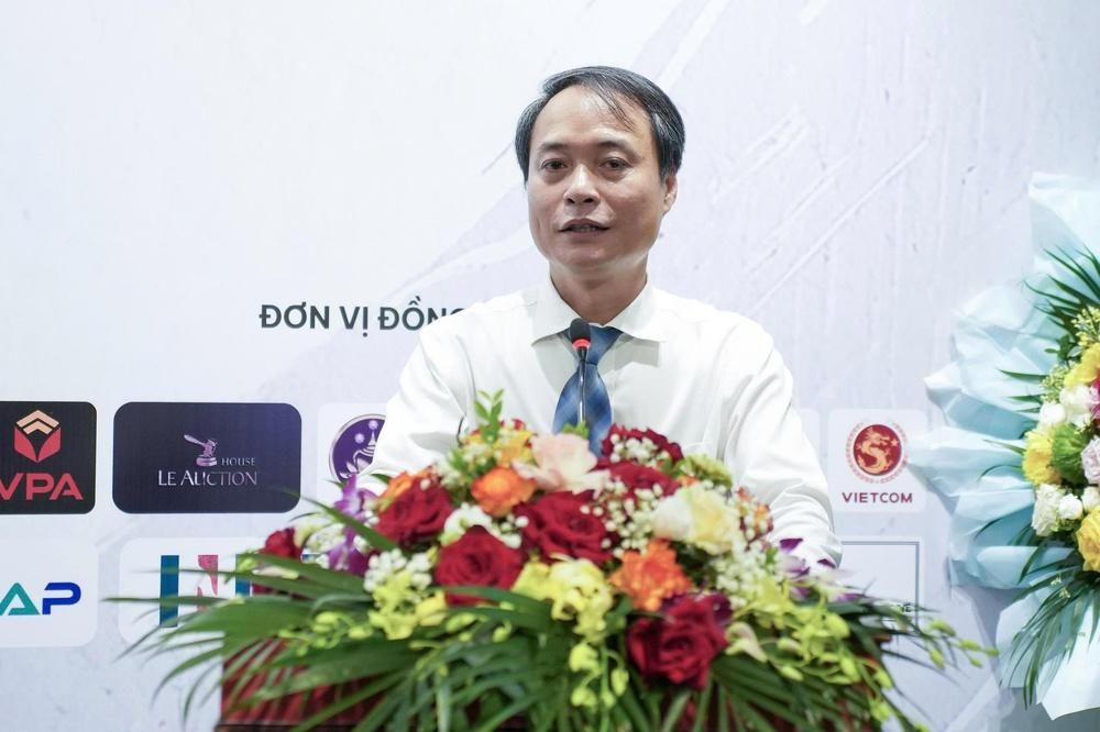 Ông Ngô Xuân Tiến, Tổng biên tập Tạp chí Mỹ thuật, Trưởng Ban tổ chức Cuộc thi vẽ và trao Giải thưởng Tô Ngọc Vân lần thứ I năm 2026 phát biểu tại buổi lễ (Ảnh: BTC).