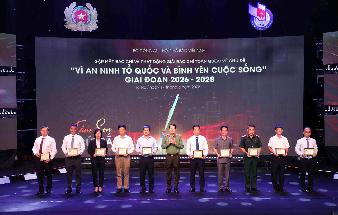 Thứ trưởng Lê Quốc Hùng trao Kỷ niệm chương cho các cá nhân.