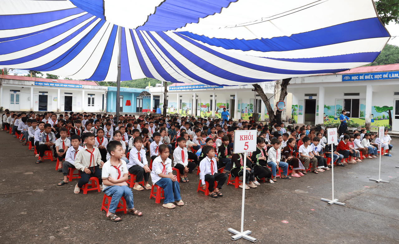 Các em học sinh tiểu học tham dự lễ bàn giao bếp ăn tổ chức tại trường