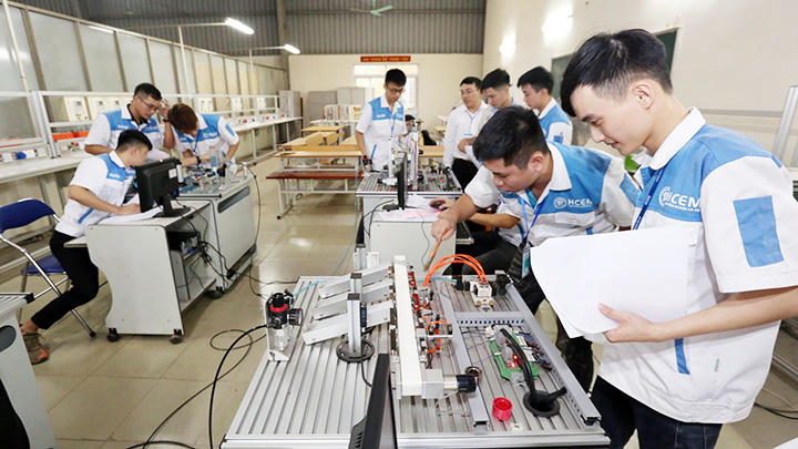 Sau THCS, học sinh có thể vào trường trung học nghề để vừa học văn hóa vừa học nghề Sau THCS, học sinh có thể vào trường trung học nghề để vừa học văn hóa vừa học nghề