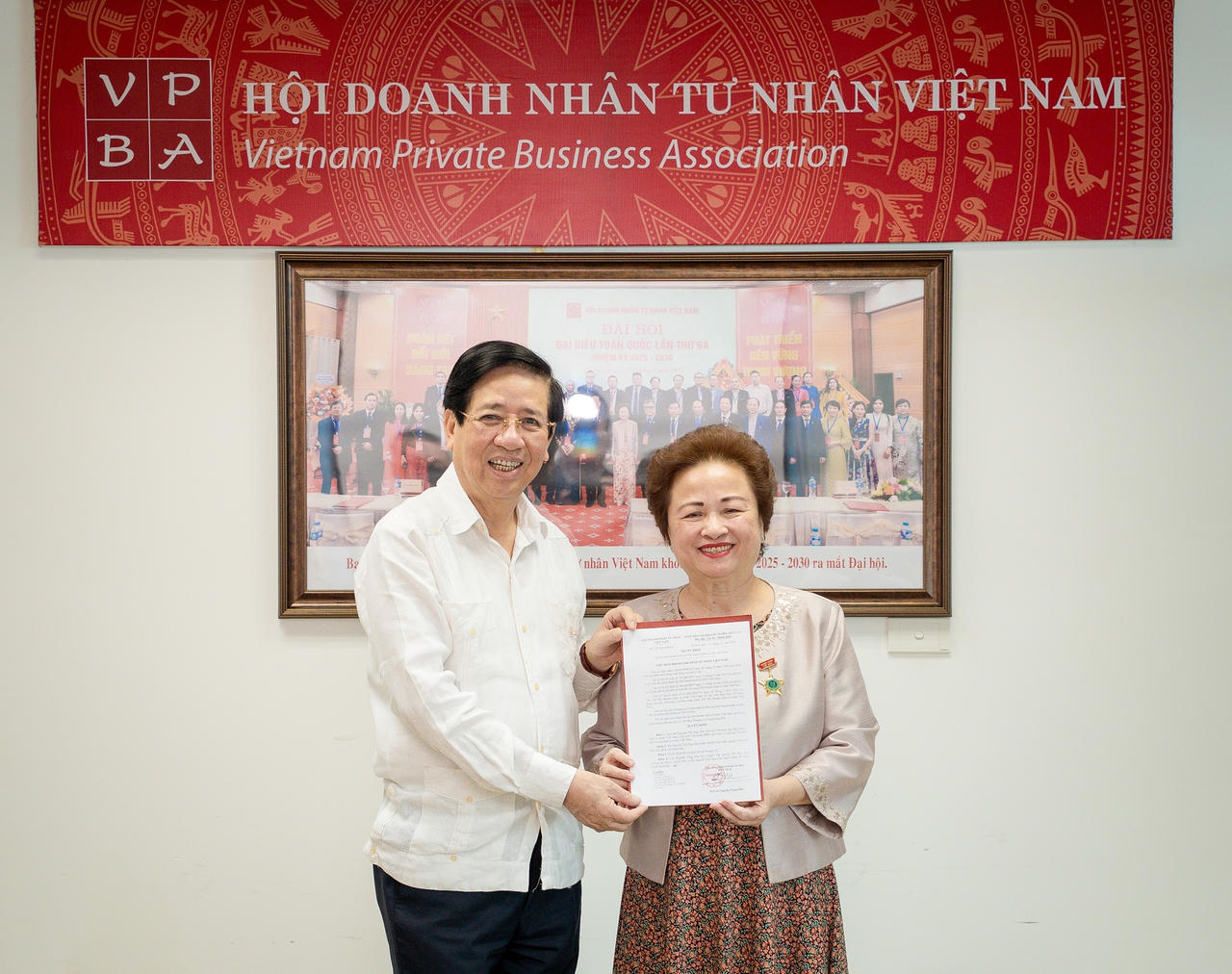 Bà Nguyễn Thị Nga nhận quyết định đảm nhiệm cương vị Quyền Chủ tịch Hội Doanh nhân Tư nhân Việt Nam.