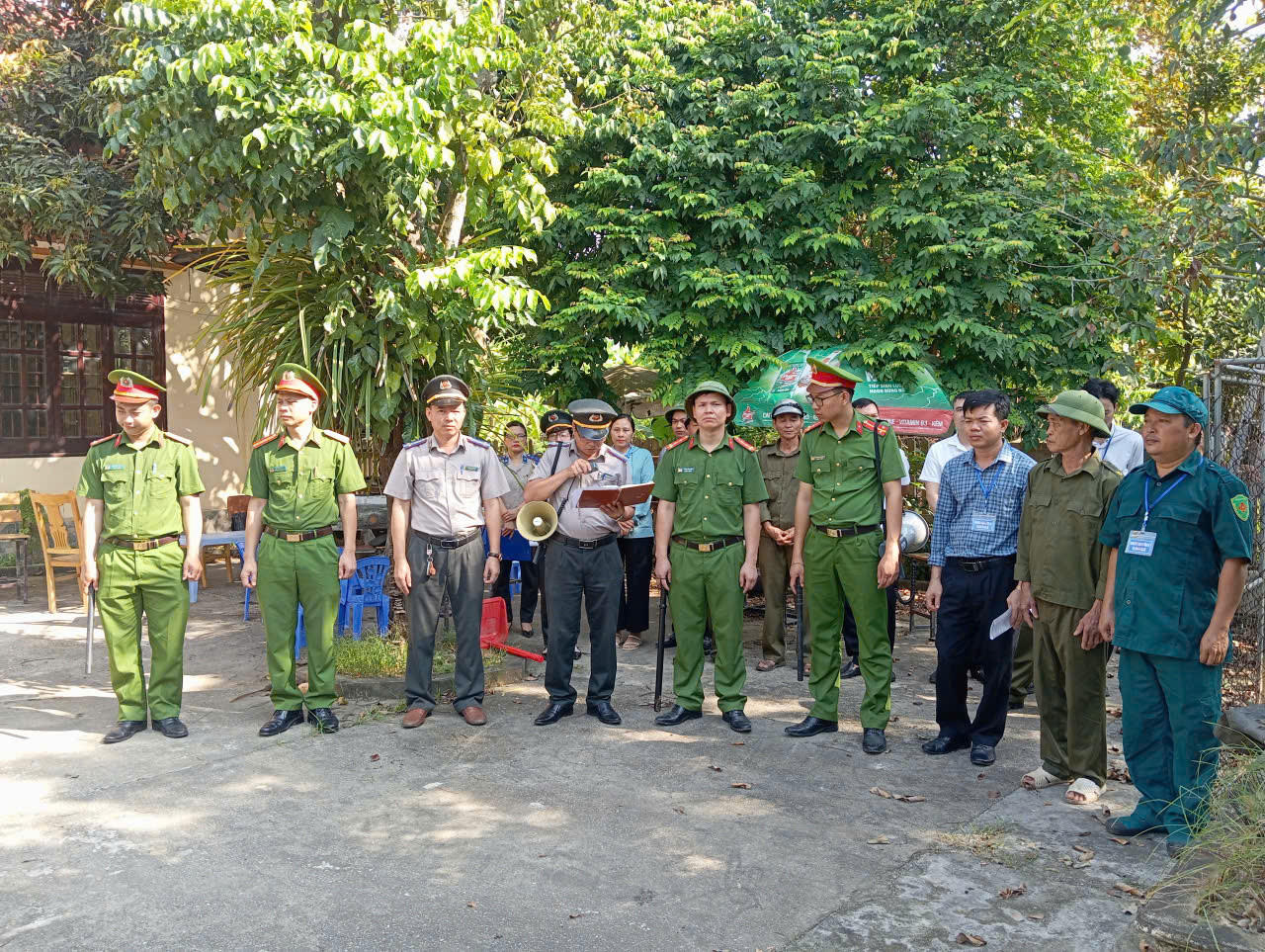 Chấp hành viên Phòng THADS khu vực 2 (THADS tỉnh Thanh Hóa) đọc quyết định cưỡng chế, kê biên tài sản tại xã Nông Cống.
