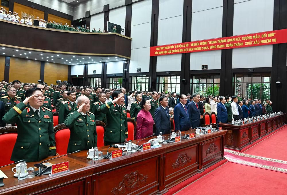 Các đại biểu tham dự Đại hội thực hiện nghi thức chào cờ. Ảnh: nhandan.vn