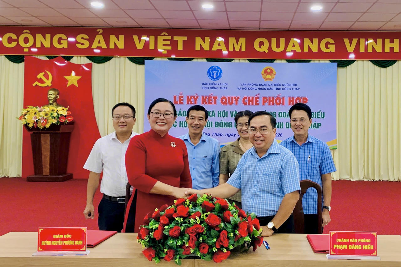 Lãnh đạo Văn phòng Đoàn ĐBQH và HĐND tỉnh cùng lãnh đạo BHXH tỉnh thực hiện nghi thức ký kết Quy chế phối hợp