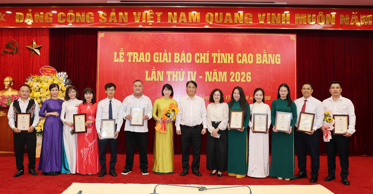 Các tác giả đạt giải chụp ảnh lưu niệm với Bí thư Tỉnh ủy Cao Bằng.