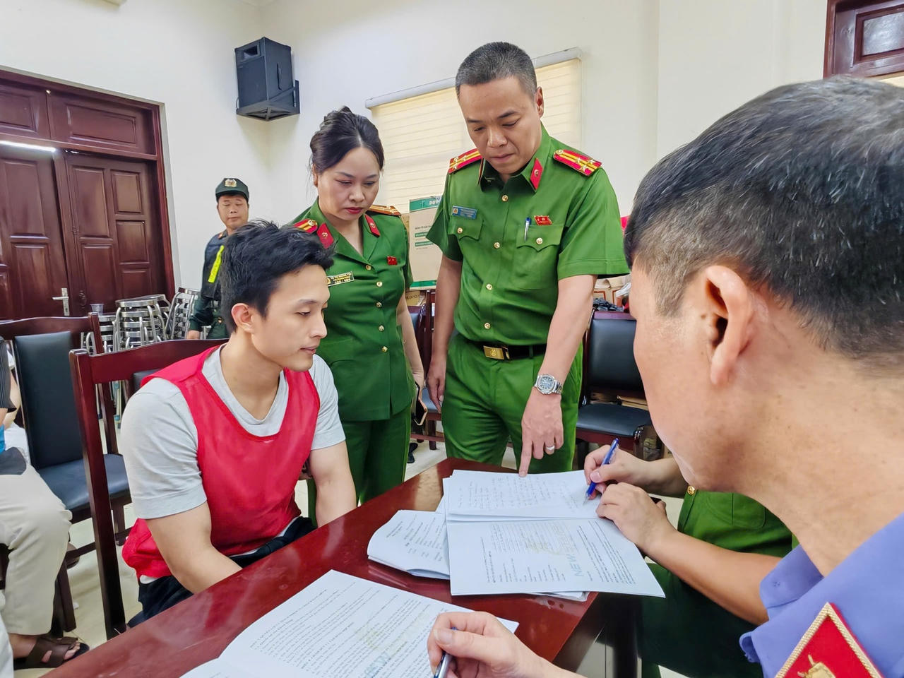 Cơ quan điều tra làm việc với đối tượng. (Ảnh CATP Hà Nội)