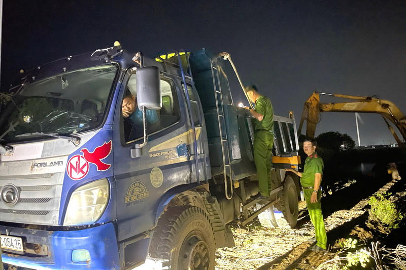 Cà Mau: Xử lý vi phạm liên quan đến khai thác đất trái phép