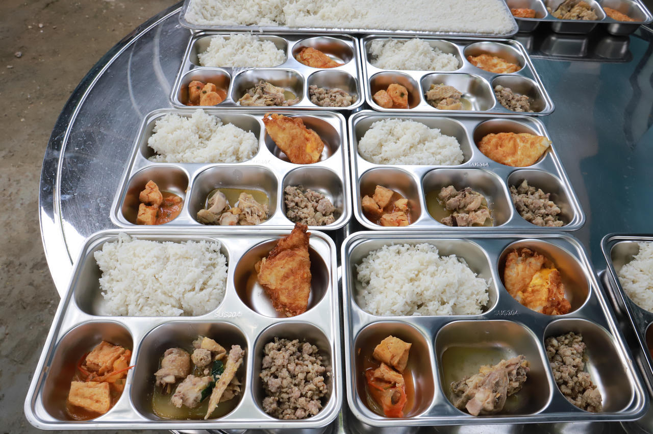 Khay ăn chuẩn bị riêng cho từng học sinh